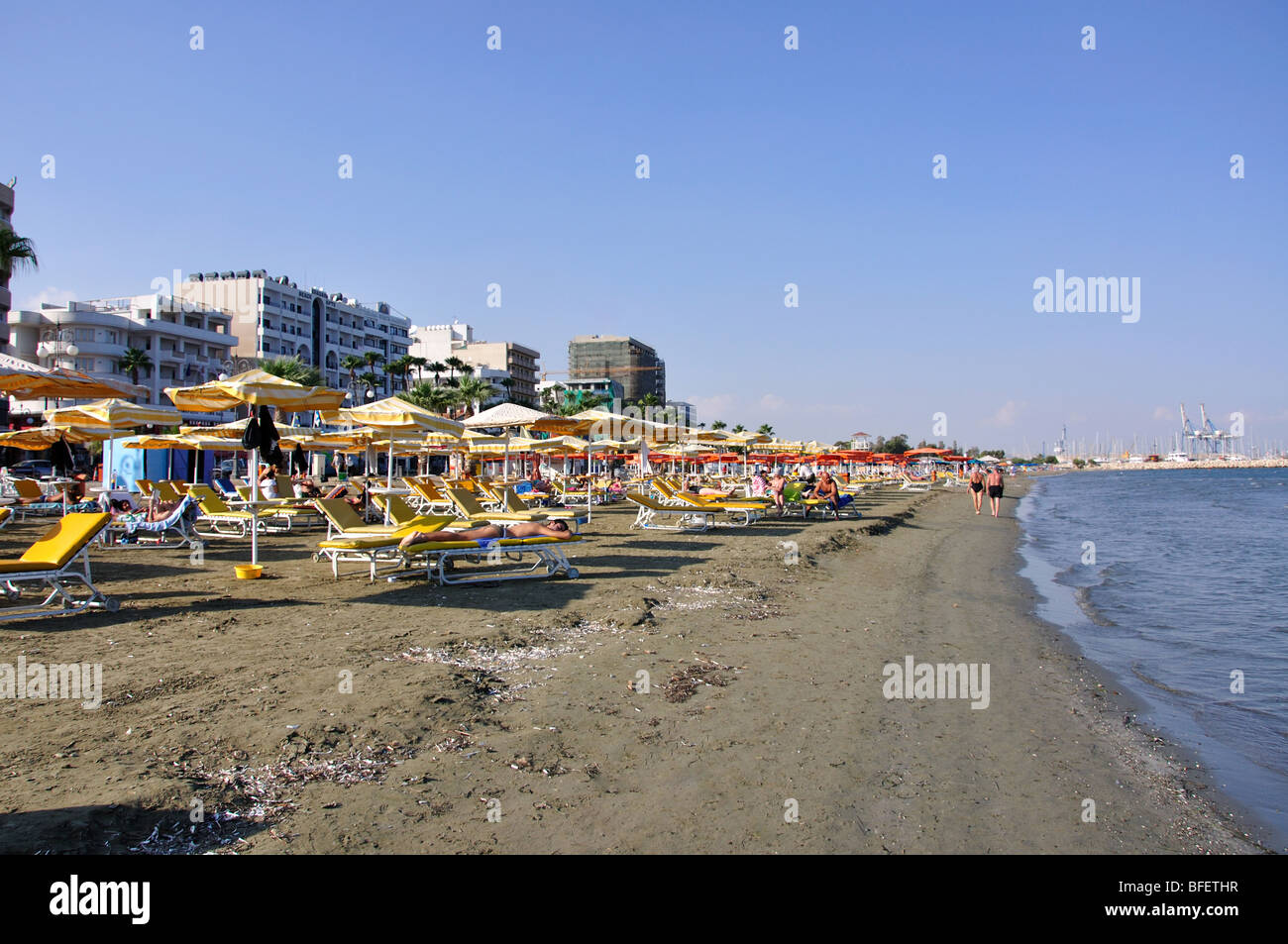 Blick auf den Strand, Larnaka, Bezirk Larnaka, Republik Zypern Stockfoto