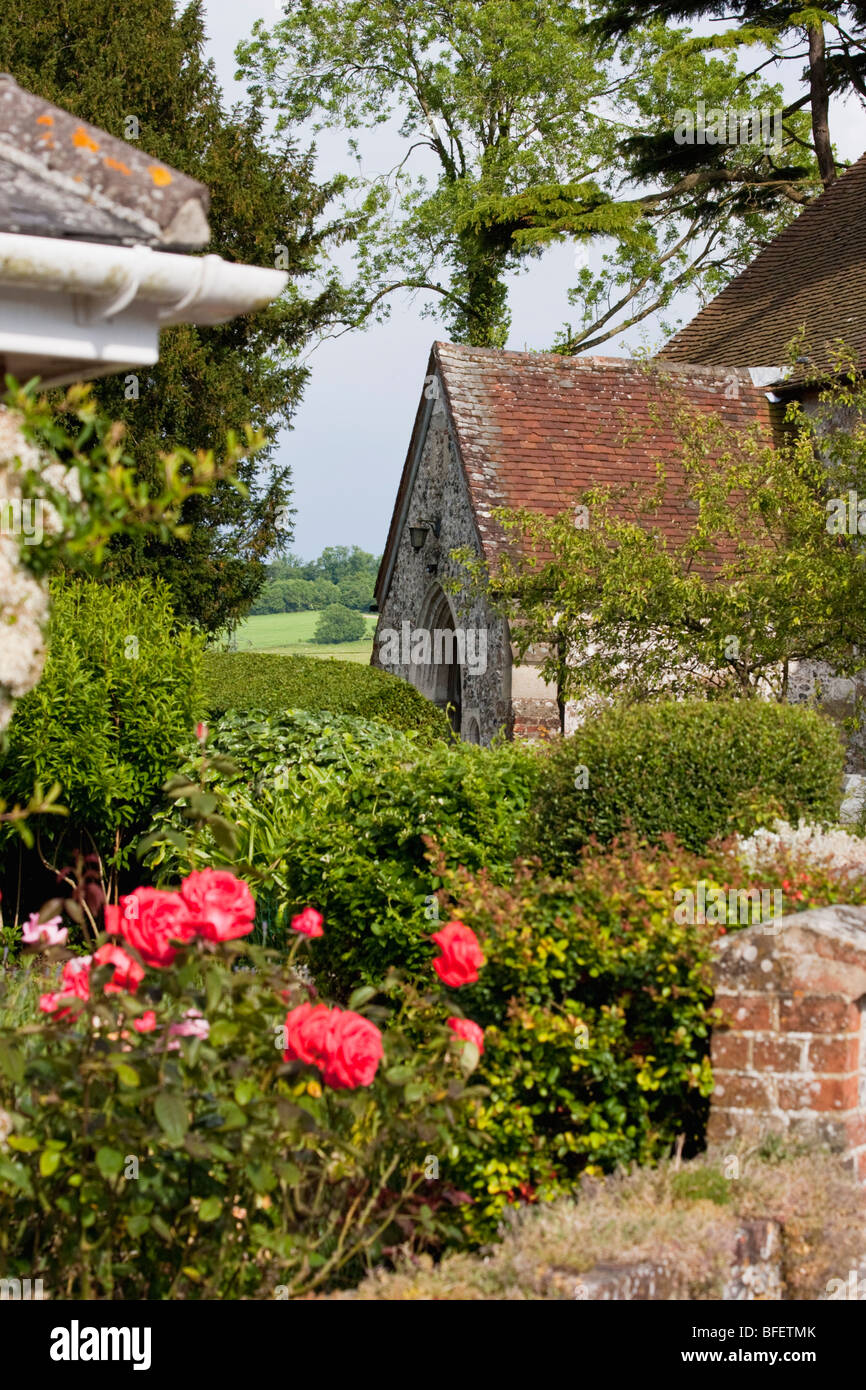 Kirche-Veranda und Rosengarten in West Sussex, Wettsektor Stockfoto