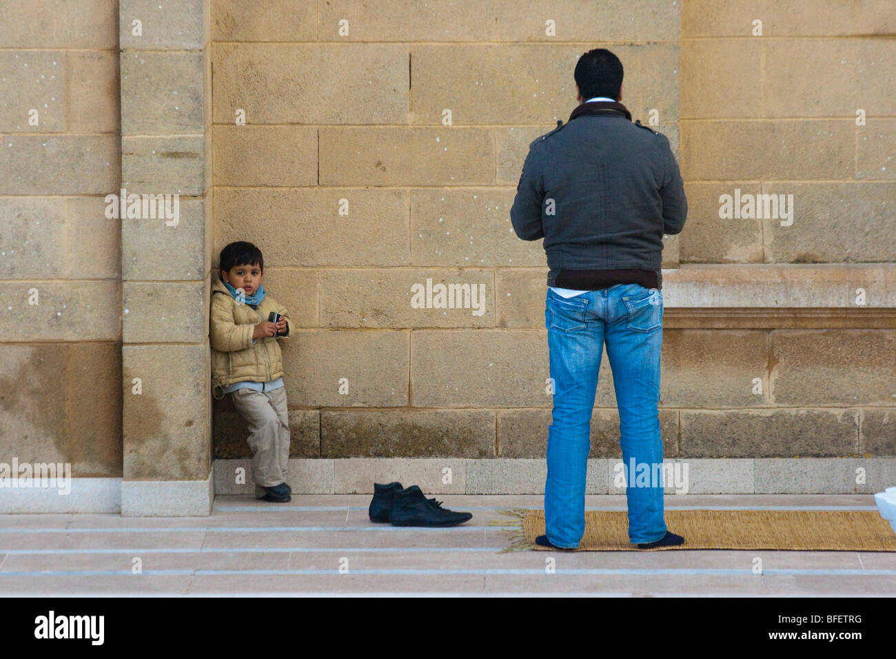 Mann, der betet am Mausoleum von Mohammed V in Rabat, Marokko Stockfoto