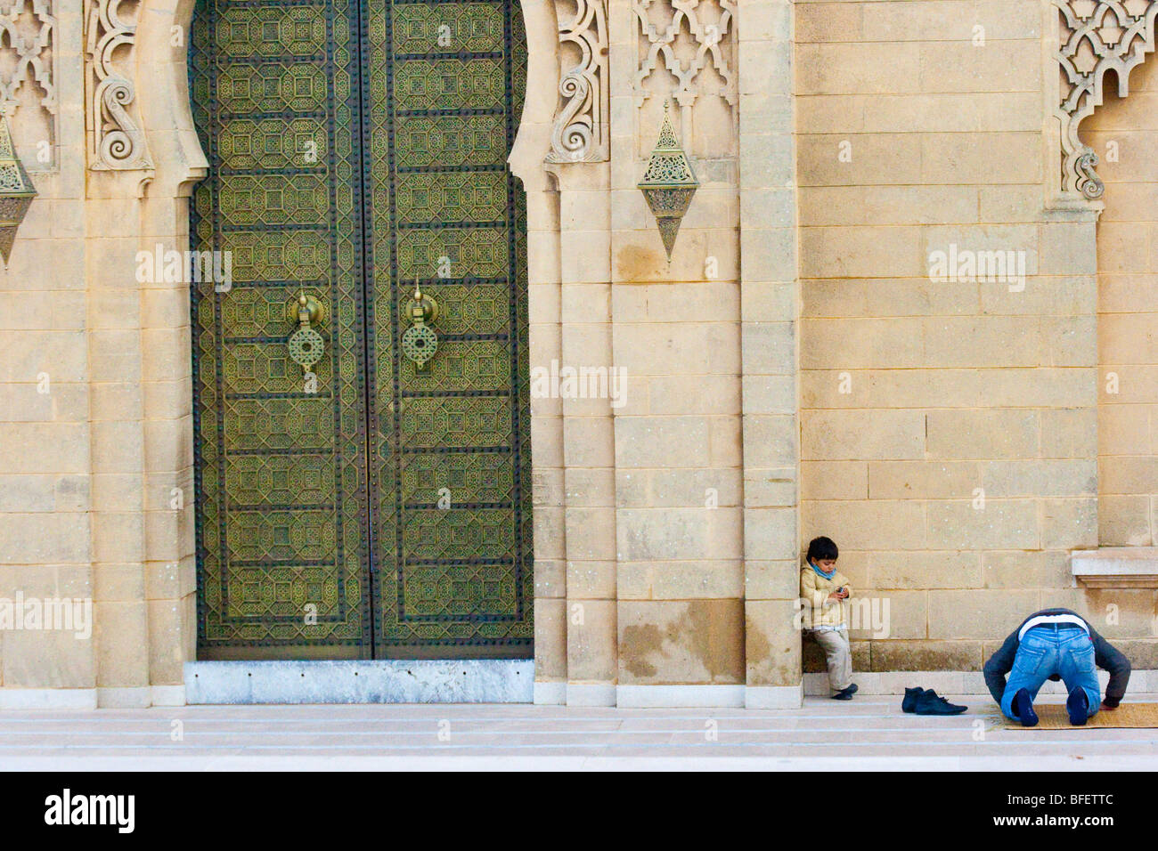 Mann, der betet am Mausoleum von Mohammed V in Rabat, Marokko Stockfoto