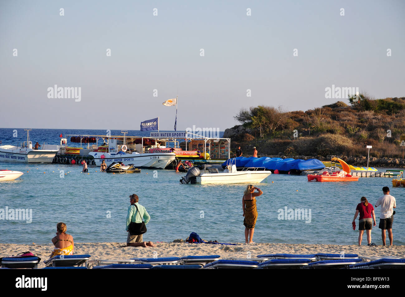 Nikki Beach bei Sonnenuntergang, Ayia Napa, Bezirk Famagusta, Zypern Stockfoto