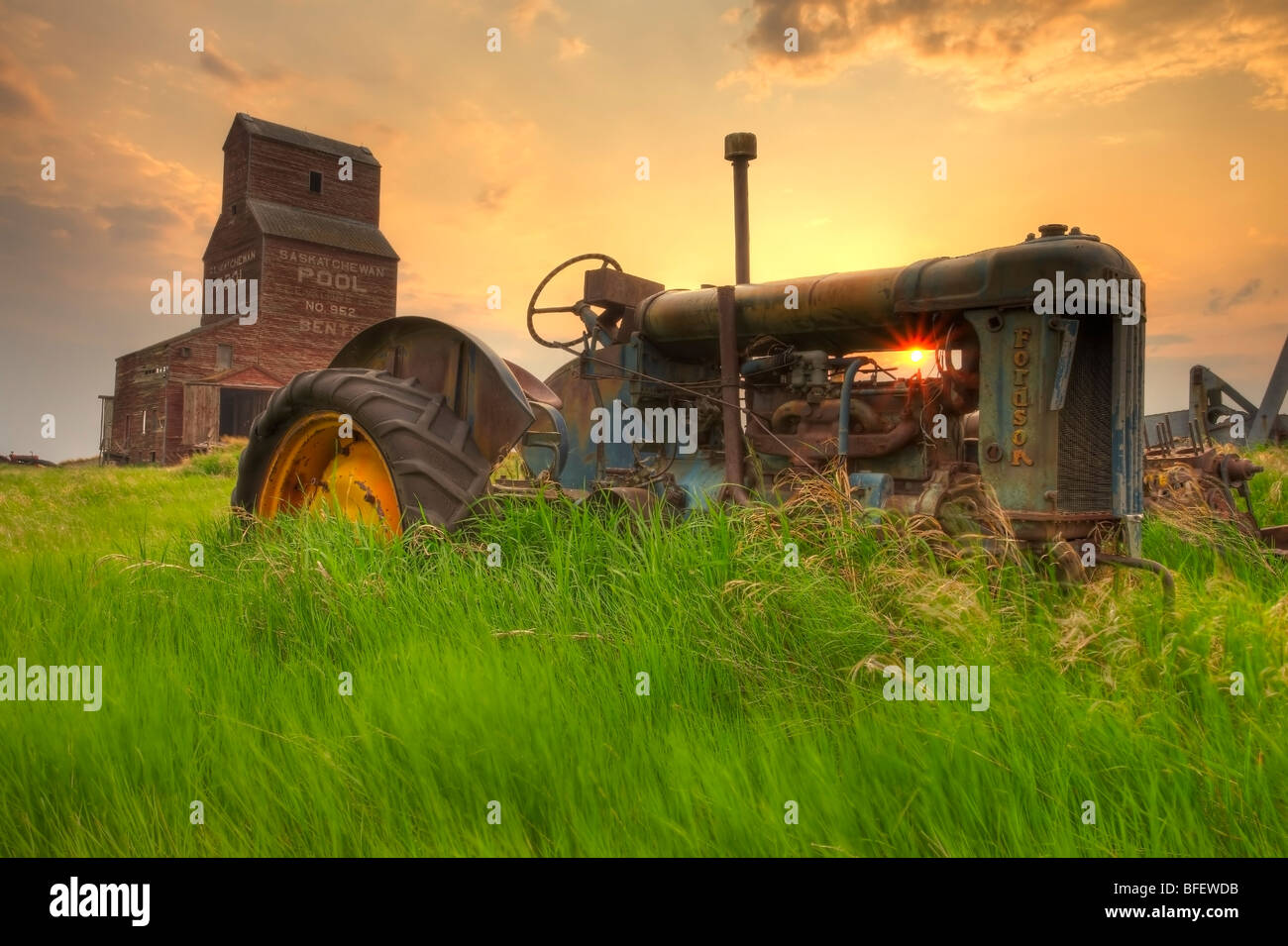 Traktor Sonnenuntergang Stockfotos Und Bilder Kaufen Alamy