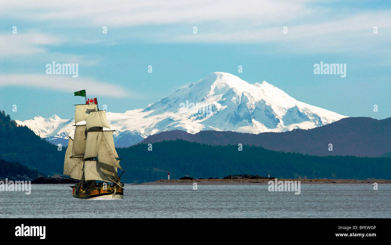 Großsegler, Lady Washington, übergibt Mount Baker von Sidney, Vancouver Island, British Columbia, Kanada Stockfoto