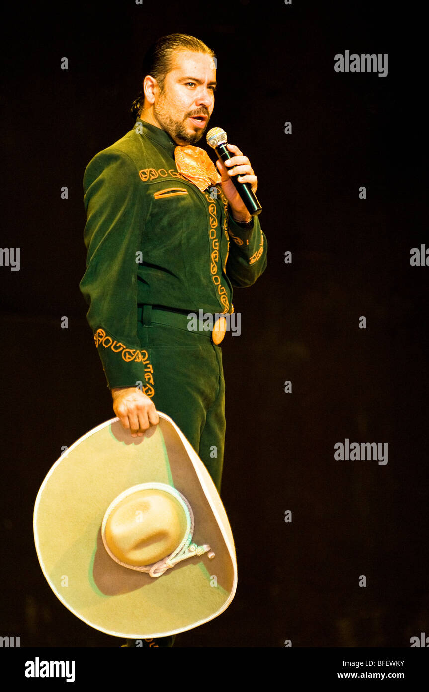Sänger Oscar Gomez erklingt in der herrlichen folkloristische Kulturshow in Mazatlan, Mexiko. Stockfoto