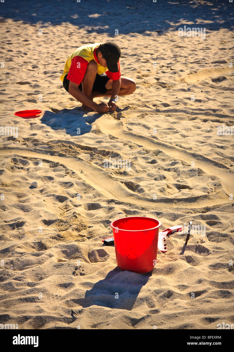 Ferien Resort Mitarbeiter vorbereiten, Eimer und Marker für einen Wettbewerb, sandigen Strand, Kuba Stockfoto