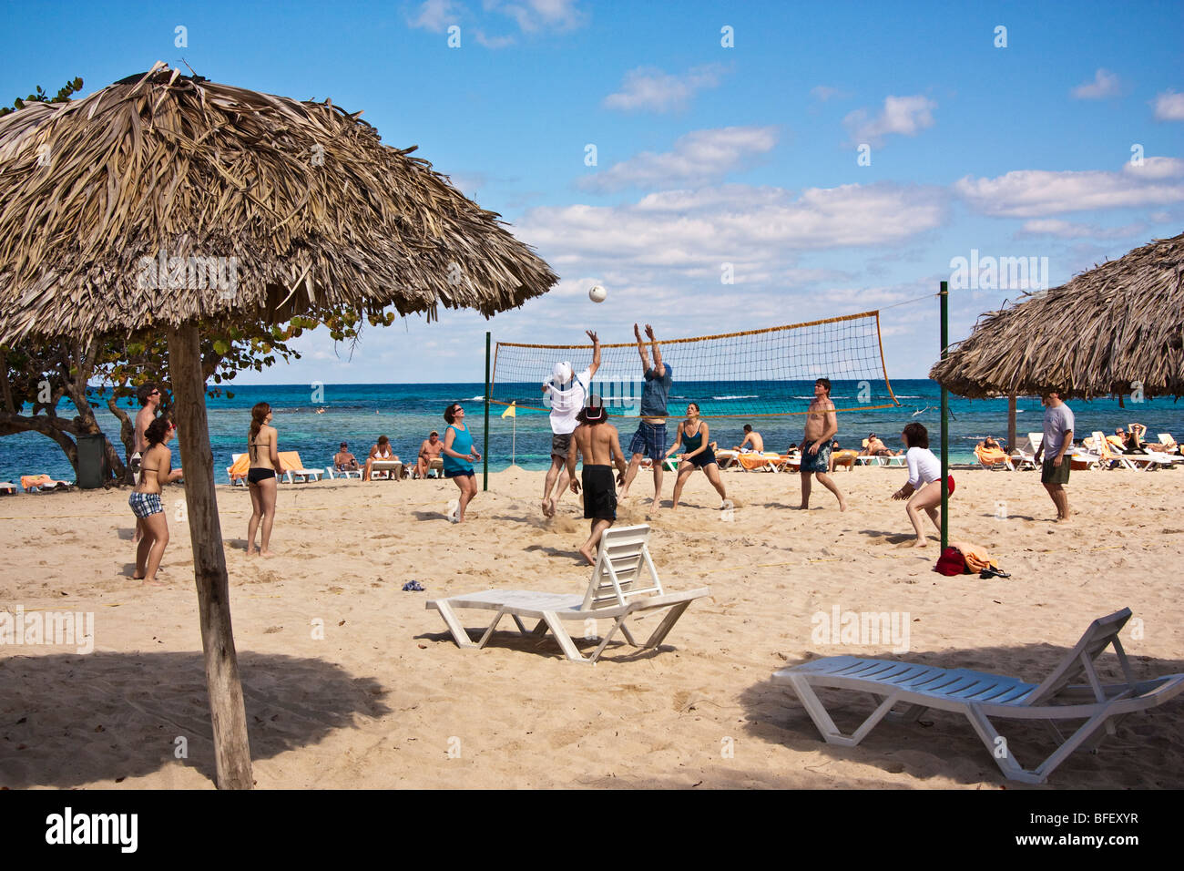 Menschen spielen Beach-Volleyball, greifen, Kuba, Karibik Stockfoto