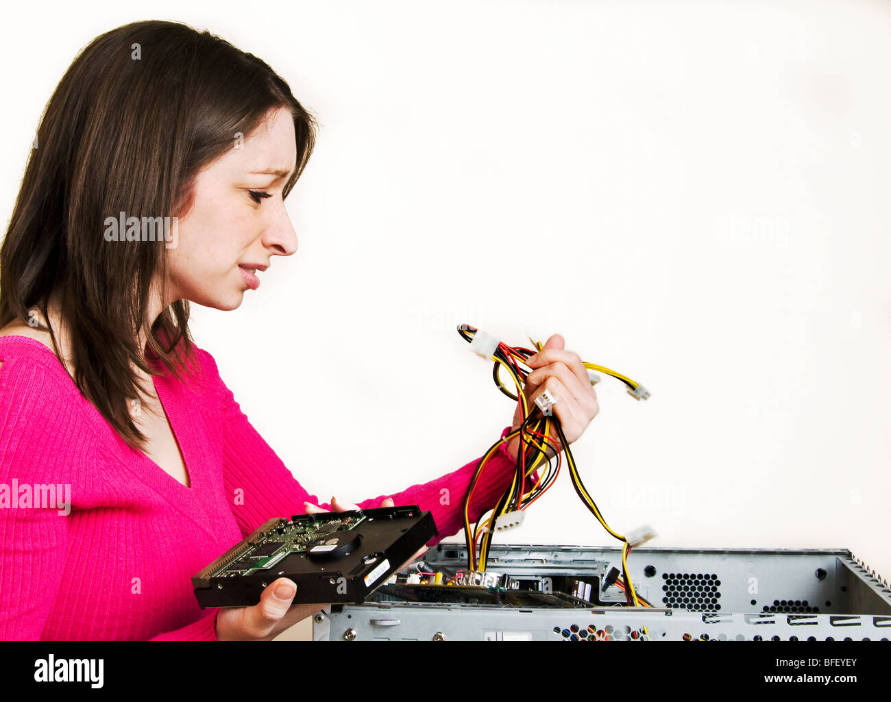 Verwirrt junge Frau Upgrade Computerhardware Stockfoto