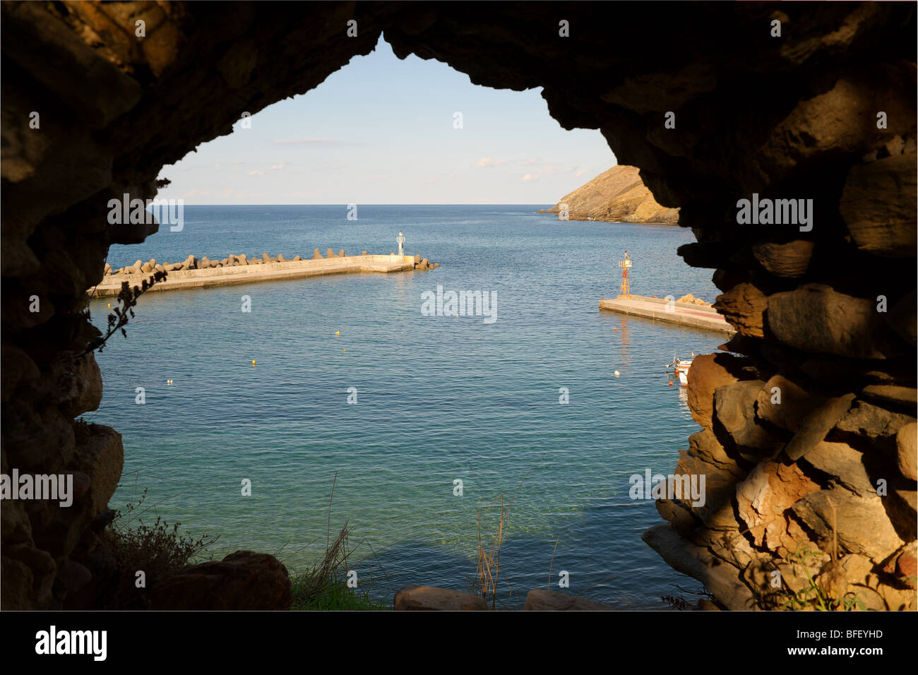 Loch durch alte Schlossmauer über Panormo Hafen Kreta Griechenland Stockfoto