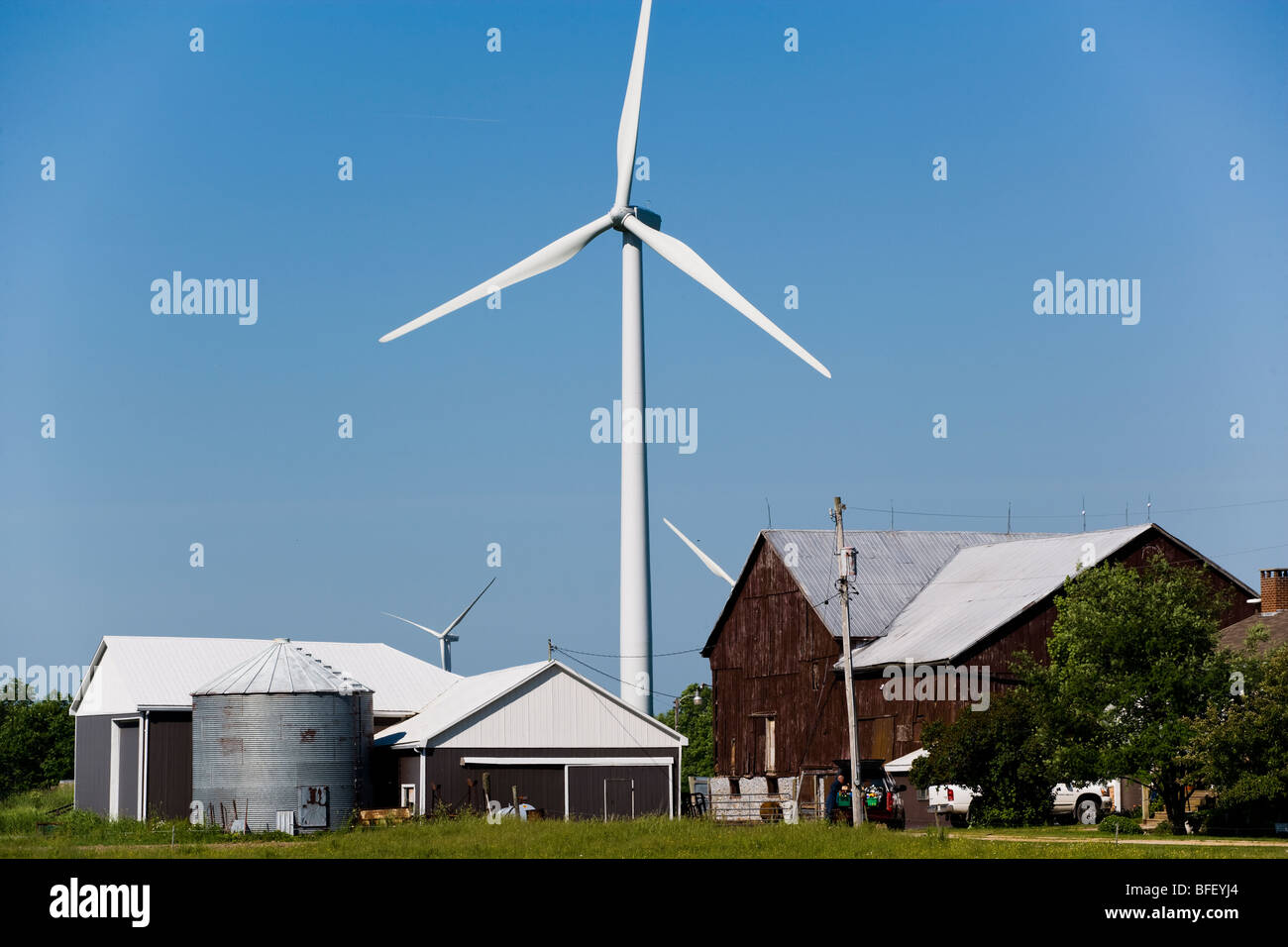 Bauernhof und Windturbinen, Shellburne, Ontario, Kanada, Windenergie, Alternative Energie Stockfoto