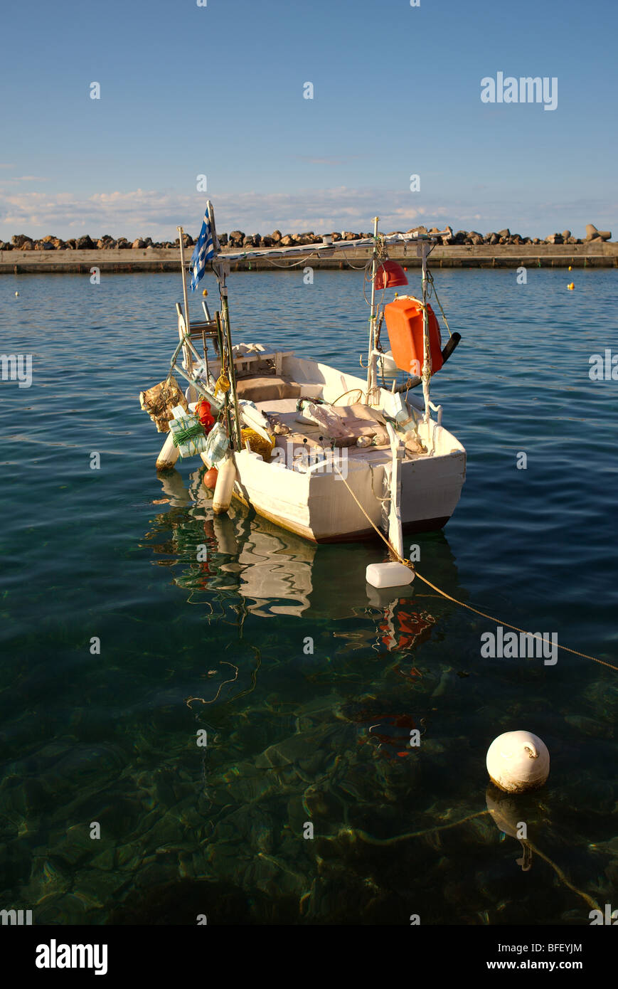 Angelboot/Fischerboot in den kristallklaren Gewässern des Panormo Hafen Kreta Griechenland Stockfoto