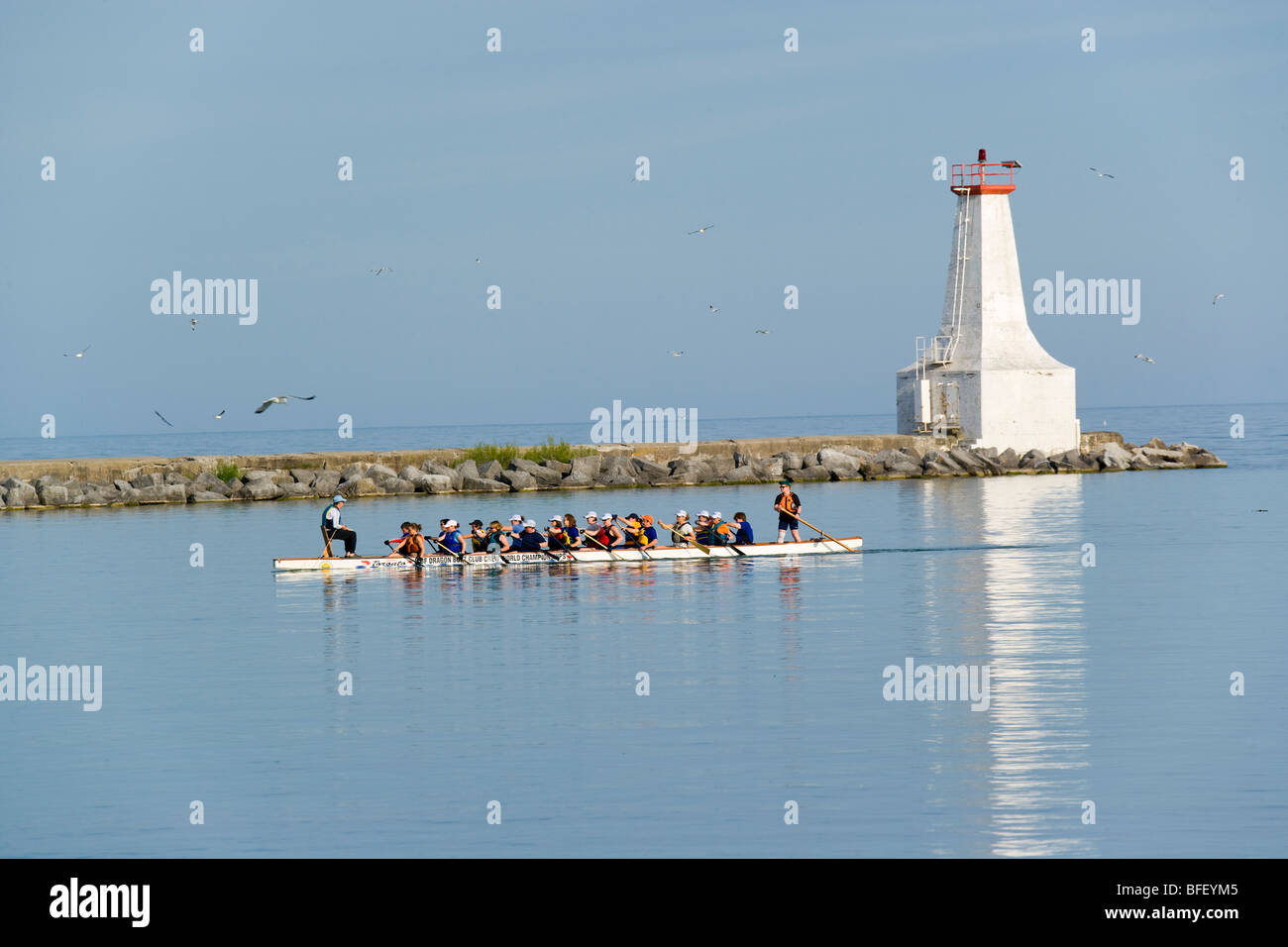 Drache-Boot-Besatzung und Leuchtturm, Ontario, Kanada Stockfoto