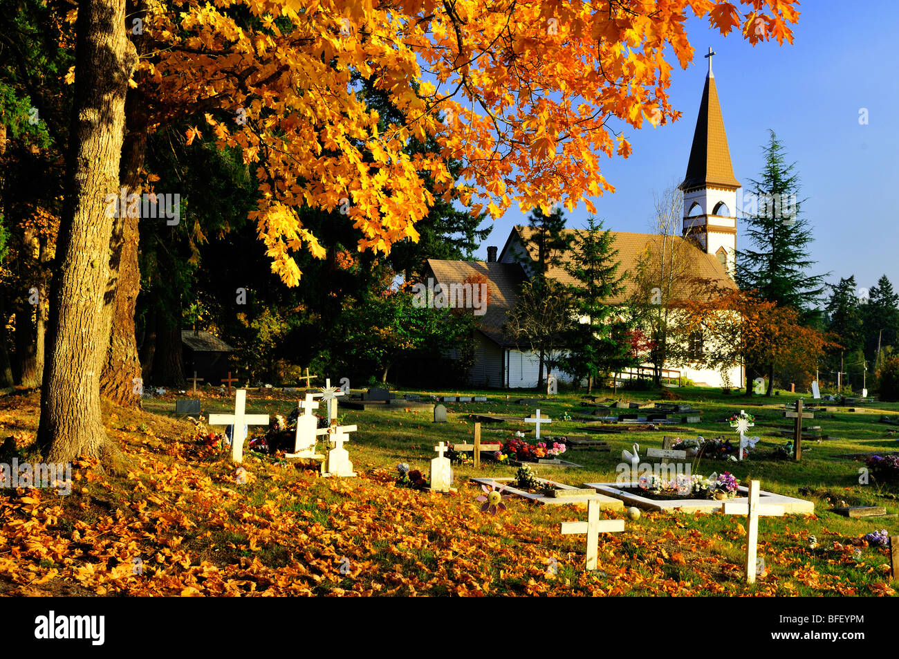 Einheimische Kirche mit Herbstfarben in Duncan, BC. Stockfoto