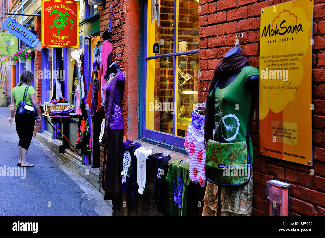 Frau (Model Release) einkaufen in Fan Tan Alley in Chinatown in Victoria, BC. Stockfoto