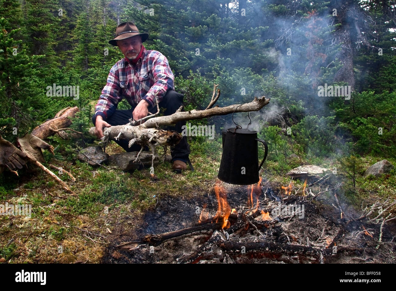 Campen Sie Feuer auf einem Ausritt durch die Itcha Mountains in British Columbia Kanada Stockfoto