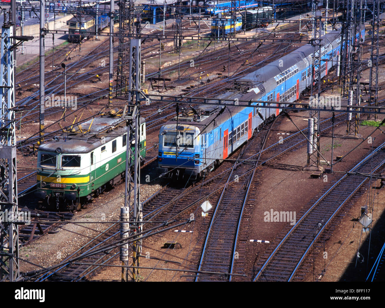 Prag, Tschechische Republik. Züge auf den Strecken außerhalb Hlavni Nadrazi / Hauptbahnhof Stockfoto
