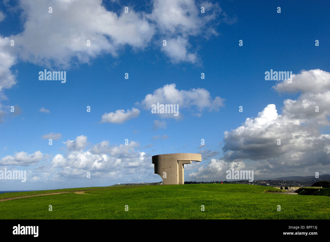 ´Elogio del Horizonte´, Skulptur von Eduardo Chillida. Cerro de Santa Catalina, Gijón, Spanien. Stockfoto