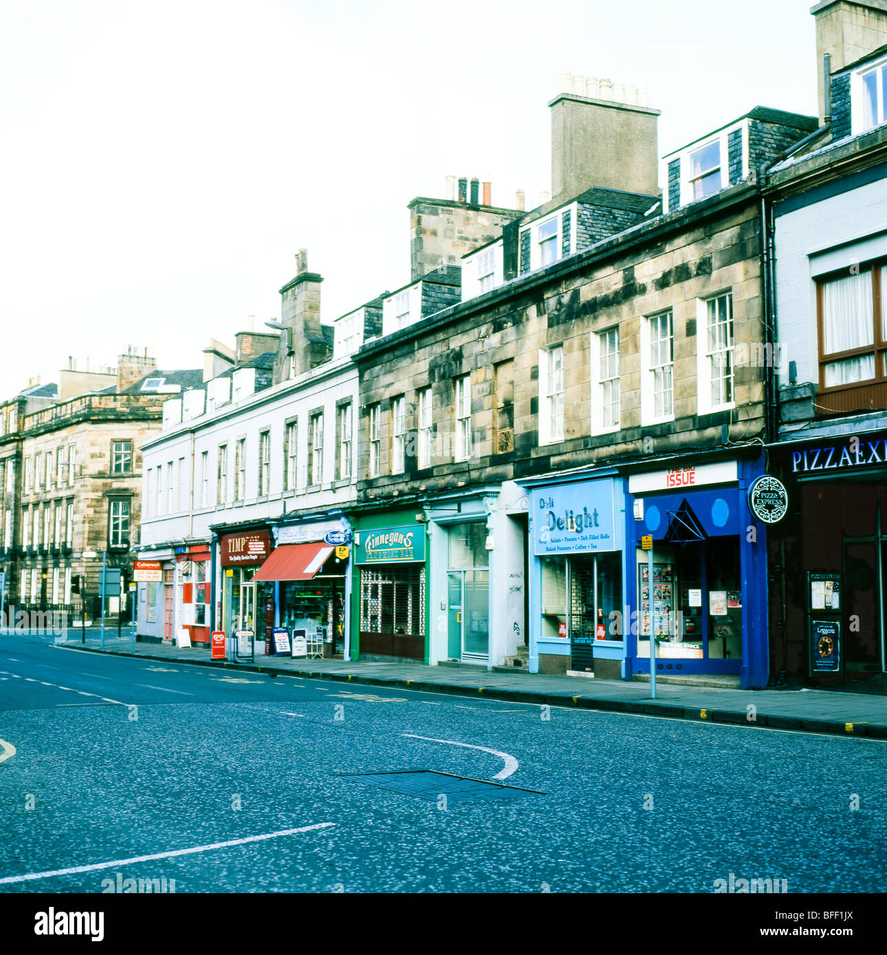 Ein Blick auf eine Reihe von kleinen Geschäften auf Queensferry Street in Edinburgh, Schottland, Vereinigtes Königreich Stockfoto