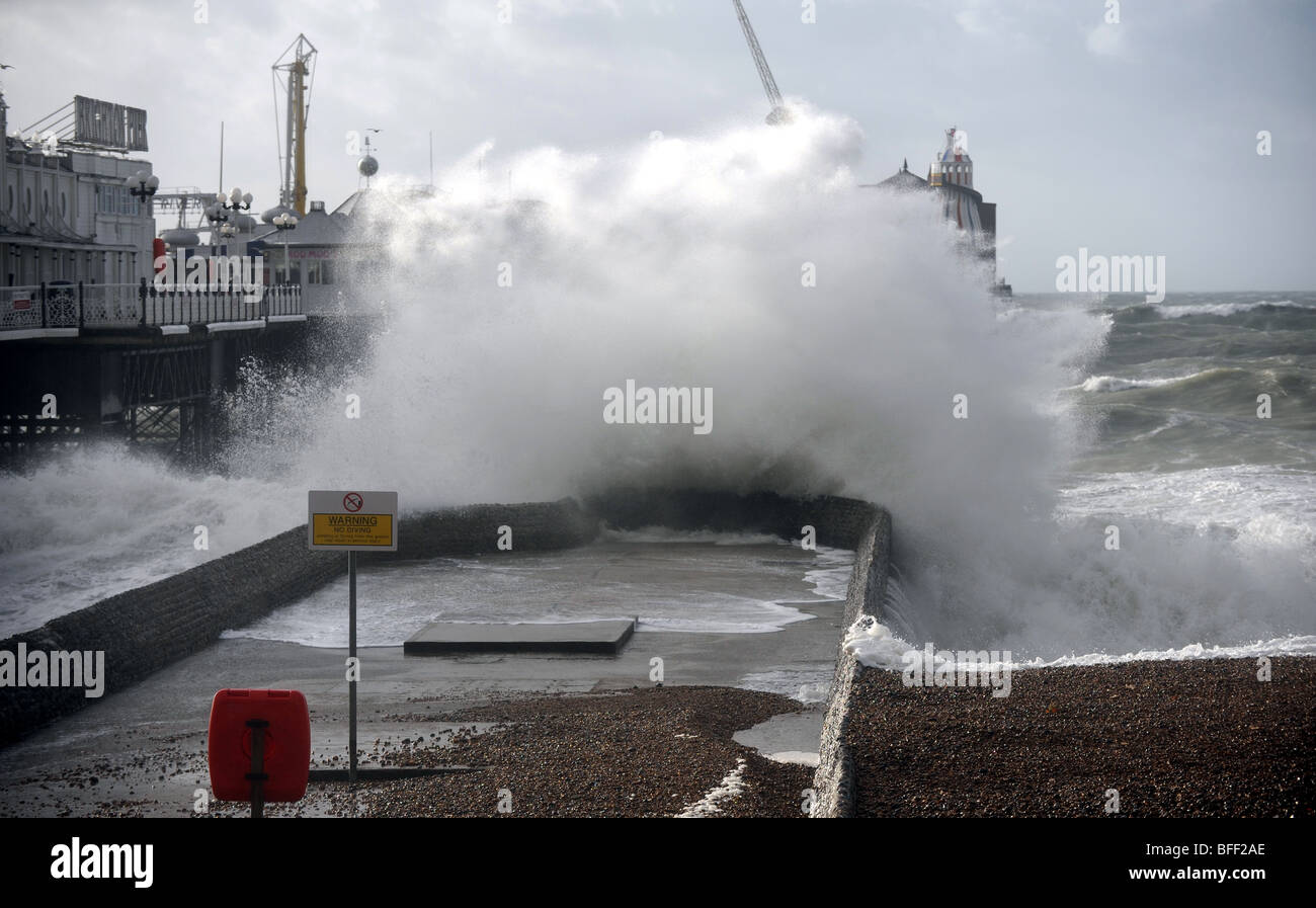 Riesige Wellen Absturz über eine Buhne am Palace Pier Brighton während eines Sturms am Meer UK Stockfoto