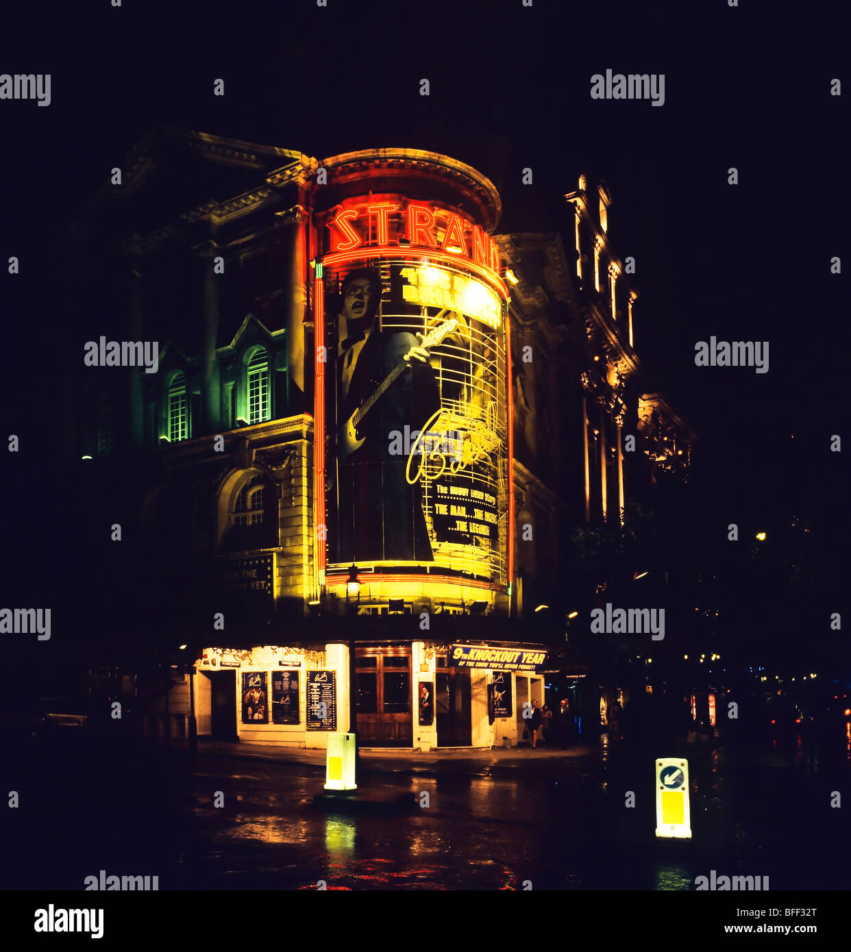 Aktionsbereich Novello Theater bei Nacht London Großbritannien Stockfoto