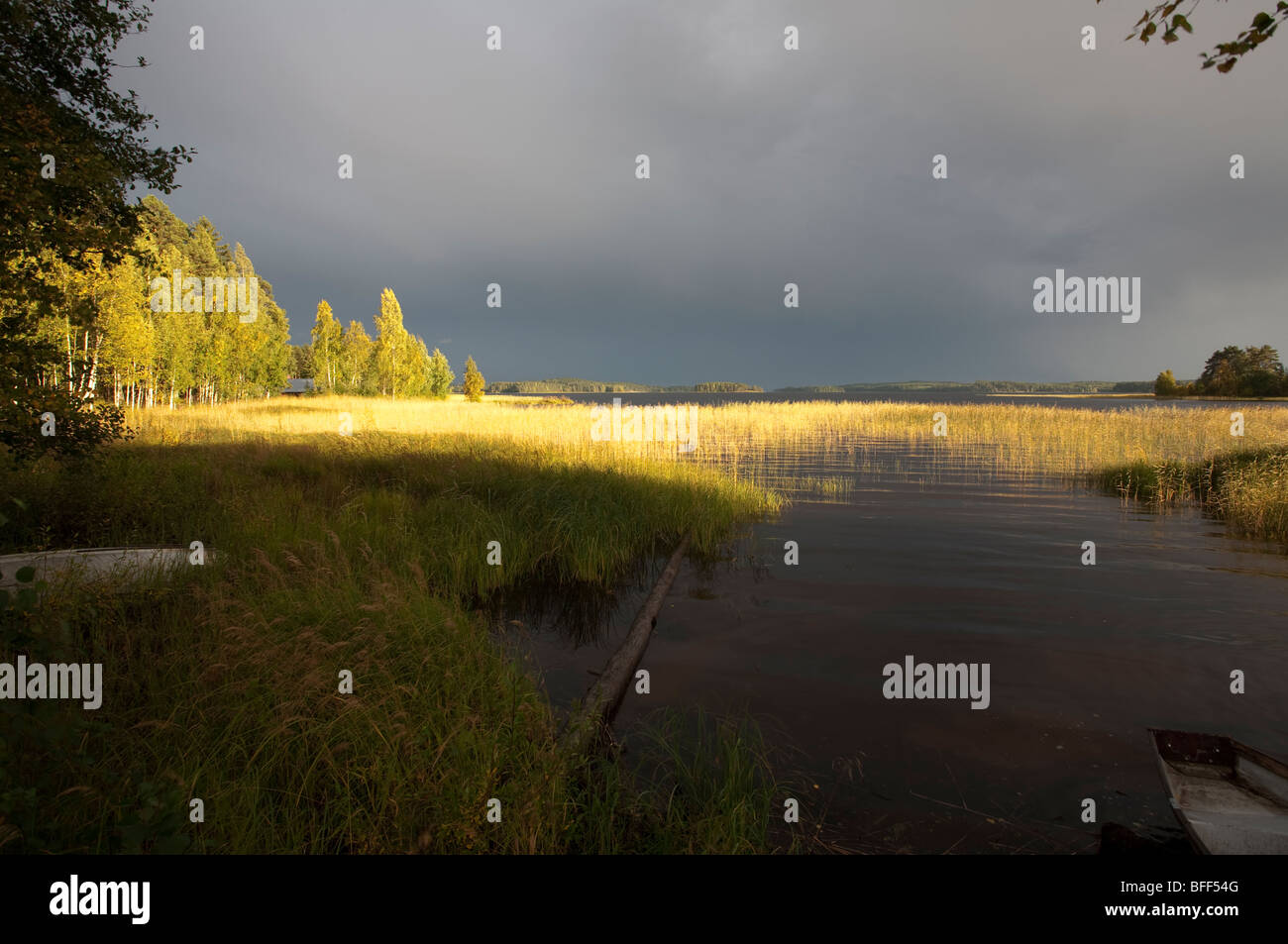 Gewitterhimmel an einem See, Finnland Stockfoto