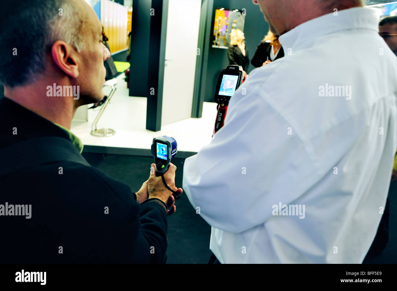 Paris, Frankreich, Messe für Baumaschinen, Thermografie, Flir Systems Company Display, zwei Männer im Gespräch Stockfoto