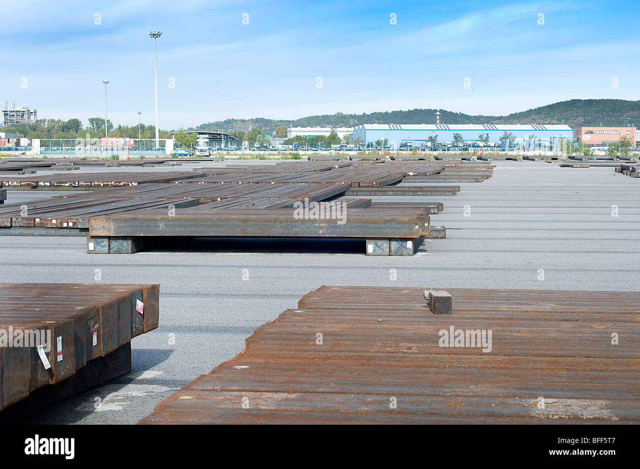 Stahlstangen Lagerung in einem Hafen Stockfoto