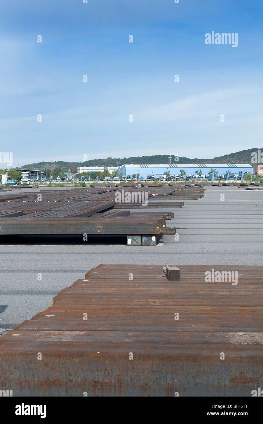 Stahlstangen Lagerung in einem Hafen Stockfoto
