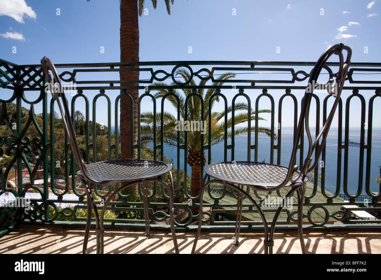 Grafischen Stühle auf der Terrasse der Villa Schuler in Taormina, Sizilien, Italien Stockfoto