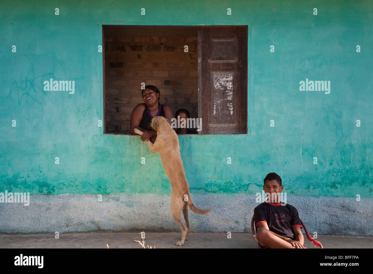 Porträt einer schwarzen Familie in São Raimundo Quilombo in Alcantara, Maranhao, Nordost-Brasilien. Stockfoto