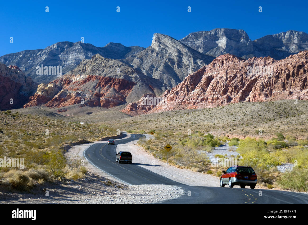 Autos fahren im Red Rock Canyon in der Nähe von Las Vegas Stockfoto