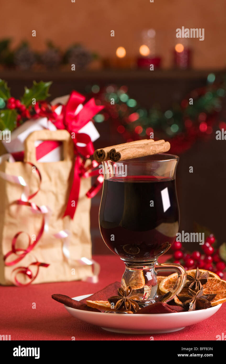 Weihnachten-Glühwein mit Geschenktüte mit Geschenken im Hintergrund Stockfoto