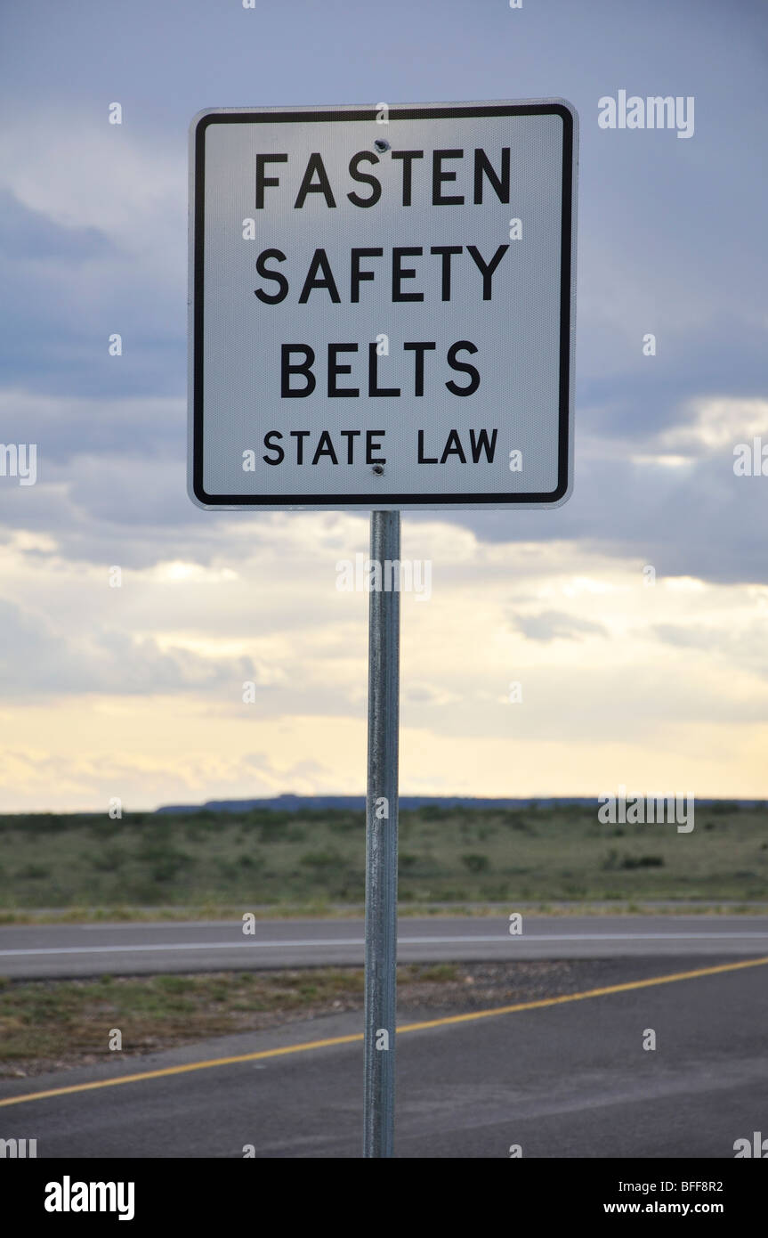 Sicherheit-Straßenschild "befestigen Sicherheitsgurte - Staatsrecht" Stockfoto