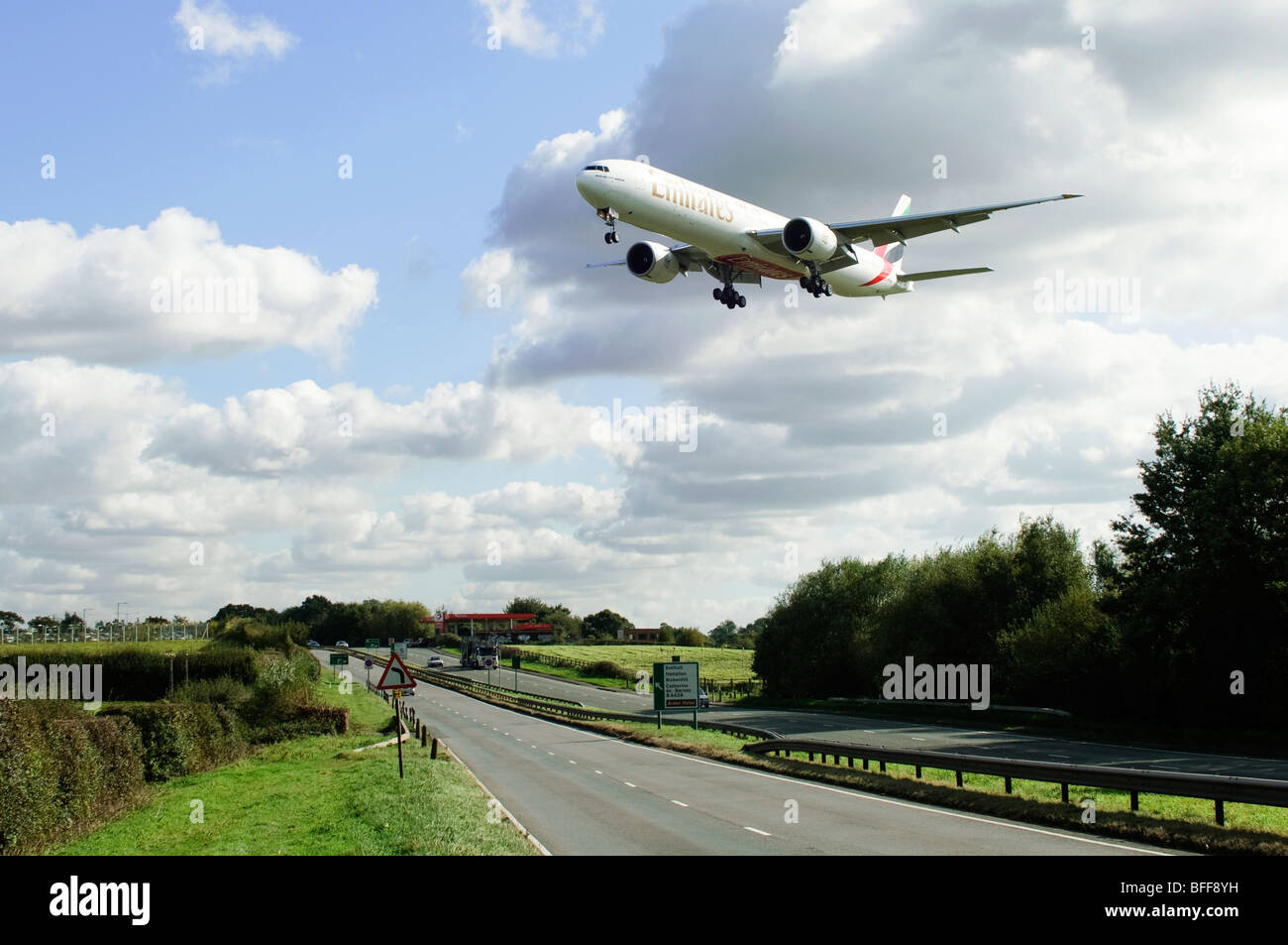 Boeing 777, durchgeführt von Emirates überquert die Schnellstraße A45 auf Landeanflug am Flughafen Birmingham Stockfoto
