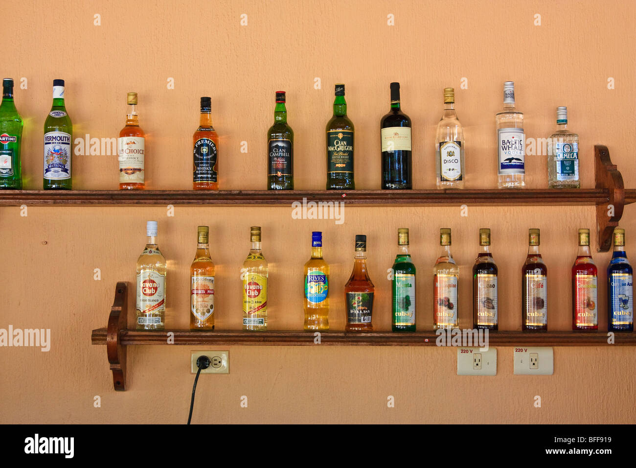 Bar Regale in einem kubanischen Resort, mit verschiedenen Arten von Scotch Whisky, Rum, Wodka, Liqeurs bestückte Stockfoto