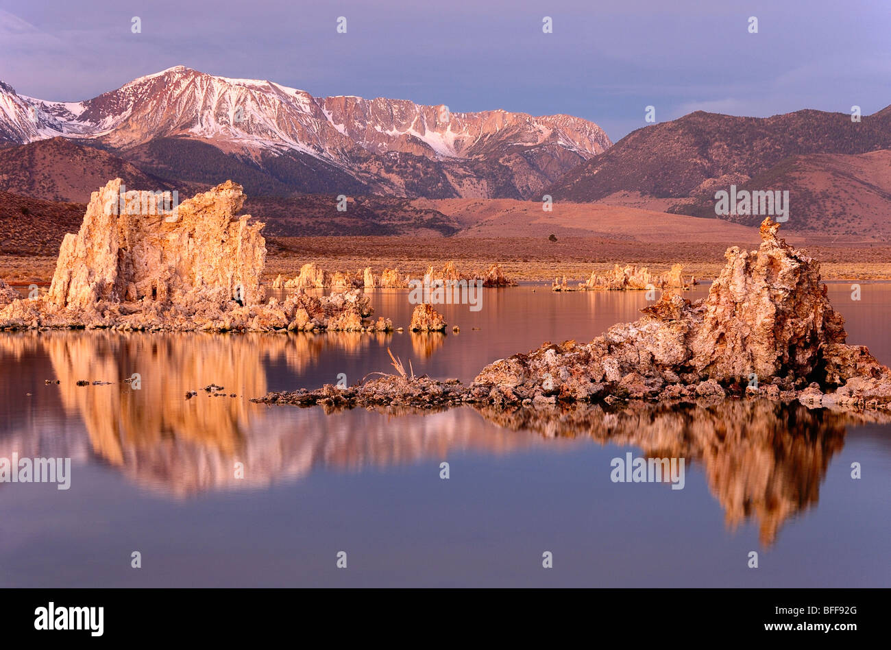 Tuffstein Türme an der South Tufa, Mono Lake, östlichen Sierras, Kalifornien, USA - Sunrise Stockfoto