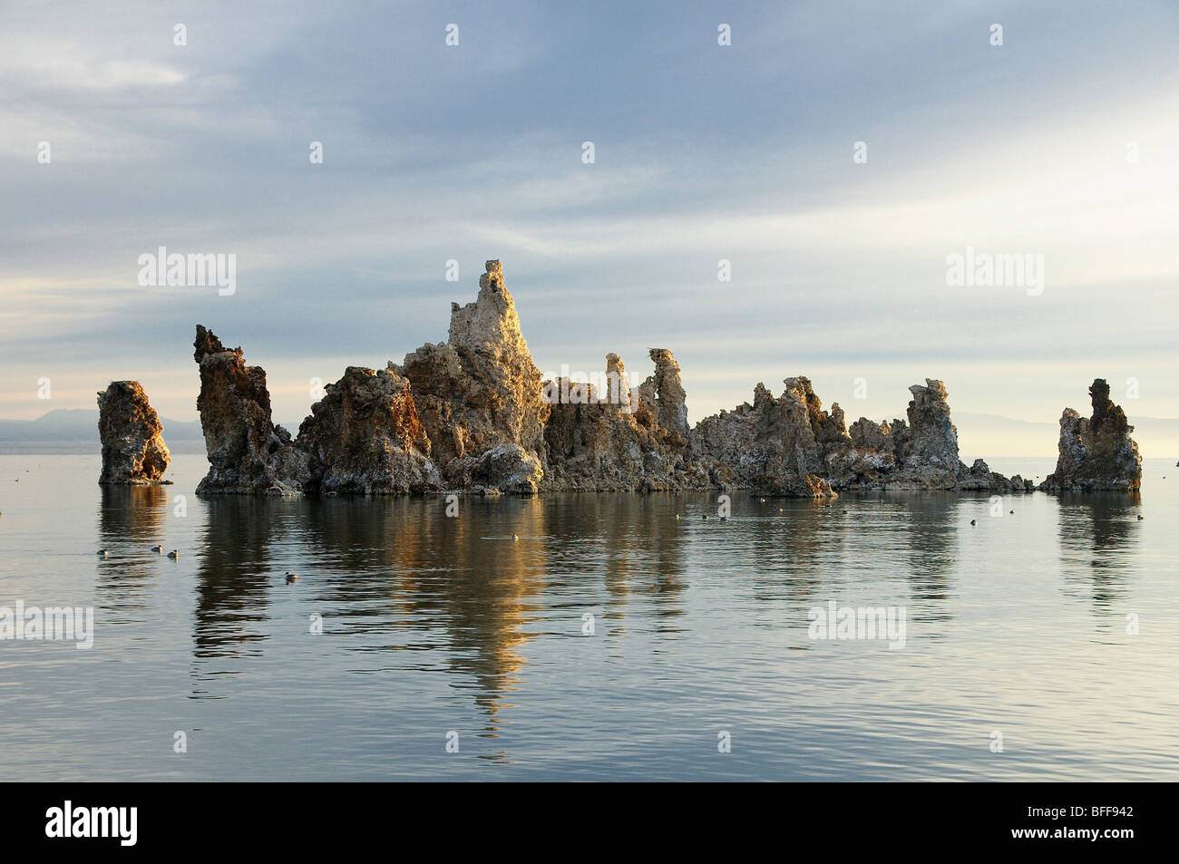Tuffstein Türme an der South Tufa, Mono Lake, östlichen Sierras, Kalifornien, USA - Sunrise Stockfoto