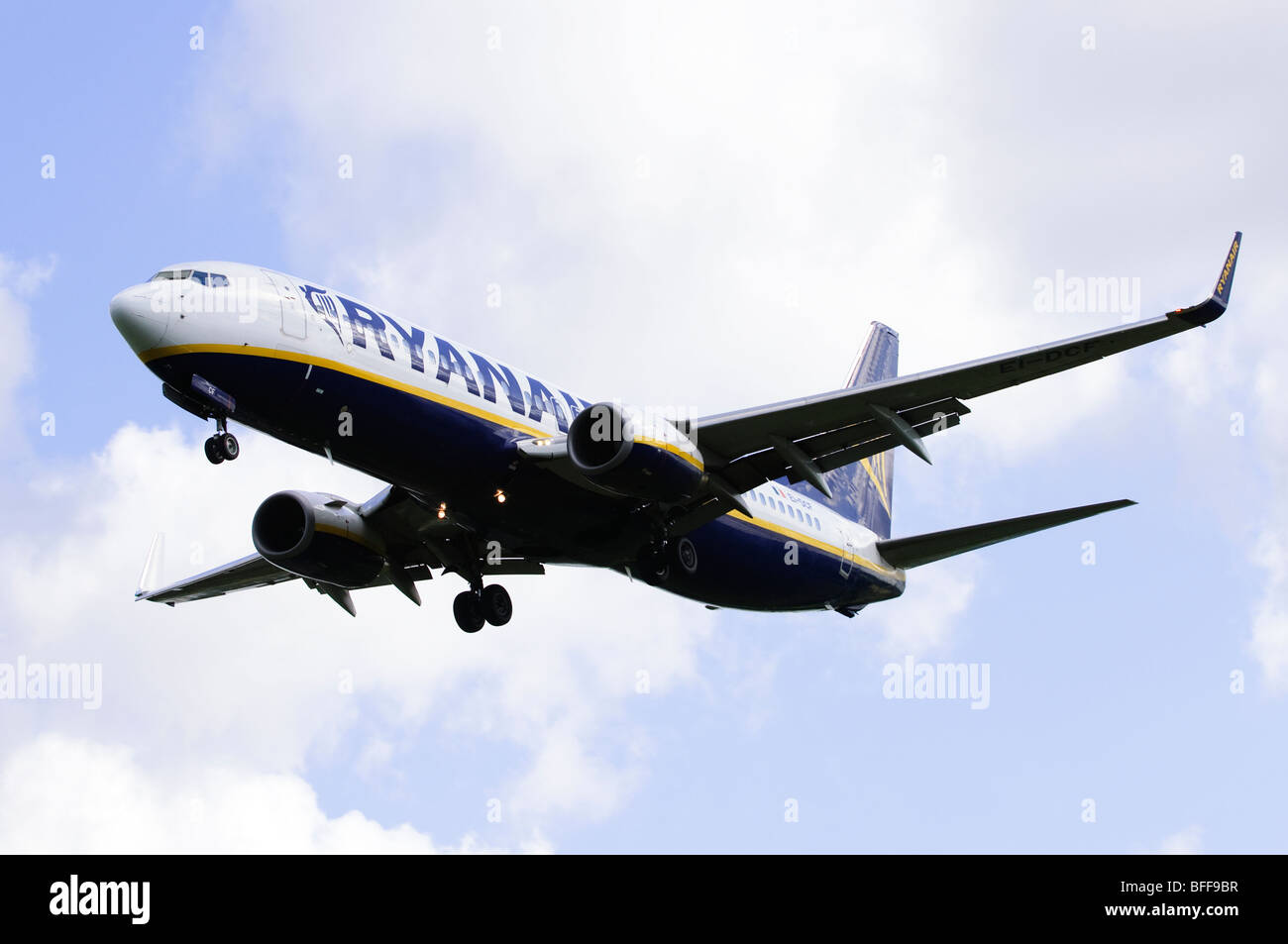 Boeing 737 von Ryanair operiert Landeanflug am Flughafen Birmingham Stockfoto