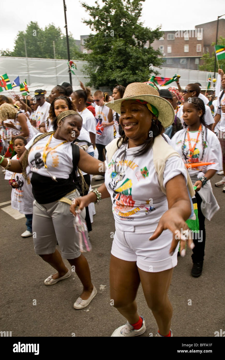 Frauen in der Straßenprozession tanzen auf dem Notting Hill Carnival Stockfoto