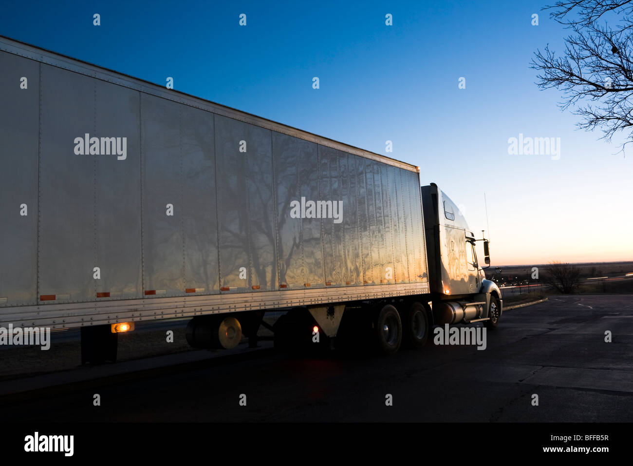 White Sattelschlepper gesehen bei Sonnenaufgang Stockfoto White Sattelschlepper gesehen bei Sonnenaufgang Stockfoto