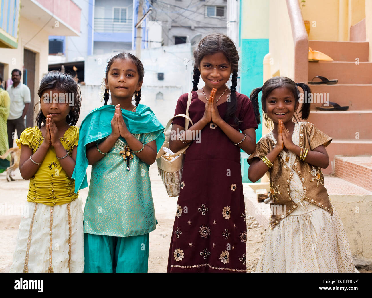 Vier Gluckliche Indische Madchen Begrussung Mit Gefalteten Handen Der Gebet In Der Stadt Puttaparthi Andhra Pradesh Indien Stockfotografie Alamy