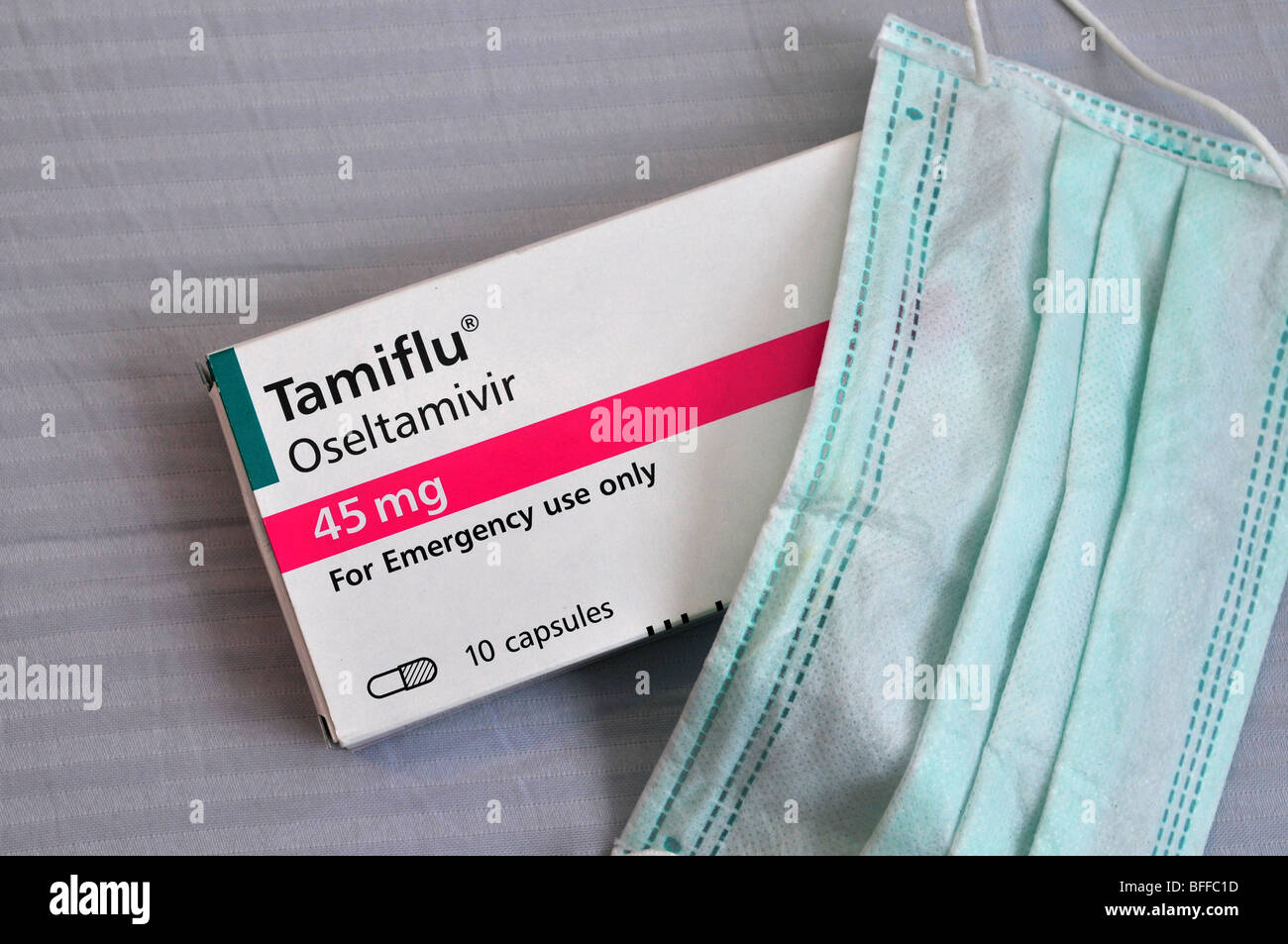 Eine medizinische Gesichtsmaske und eine Packung von Tamiflu Tabletten gegen Schweinegrippe, 30. Oktober 2009. Stockfoto