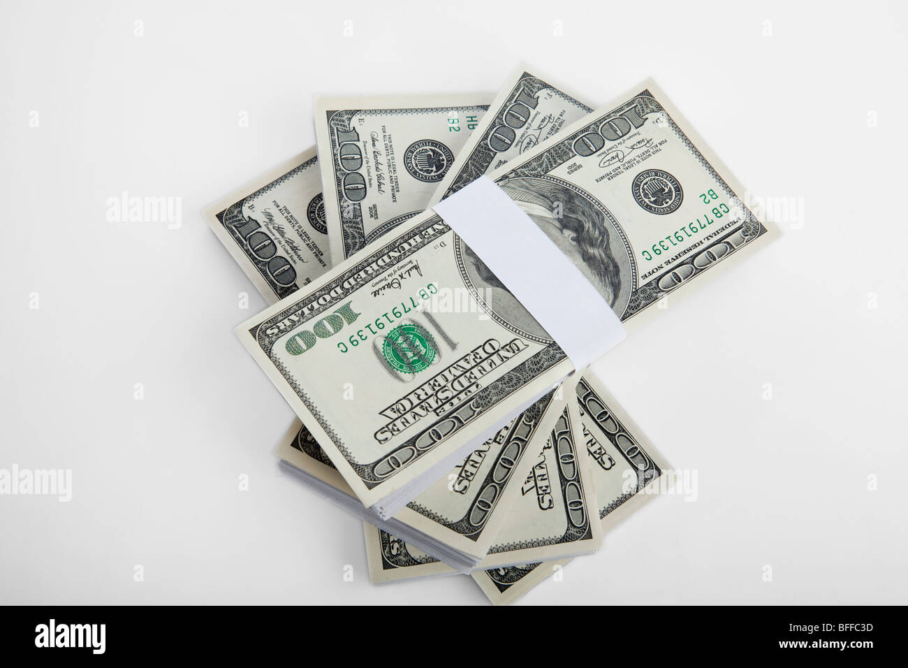 Ausschnitt von einem Haufen von US-Banknoten auf weißem Hintergrund Stockfoto
