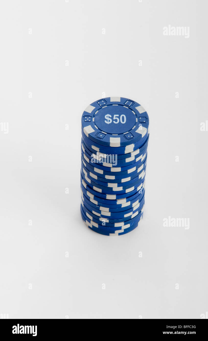 Ausschnitt aus einem Stapel von blau Glücksspiel Jetons im Wert von 50$ je auf weißem Hintergrund Stockfoto