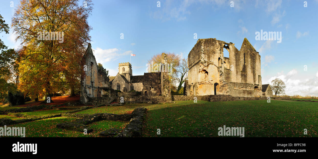 MINSTER LOVELL, OXFORDSHIRE, Vereinigtes Königreich - O3. NOVEMBER 2009: VPanorama vw of St. Kenelm's Church und die zerstörte Minster Lovell Hall im Herbst Stockfoto