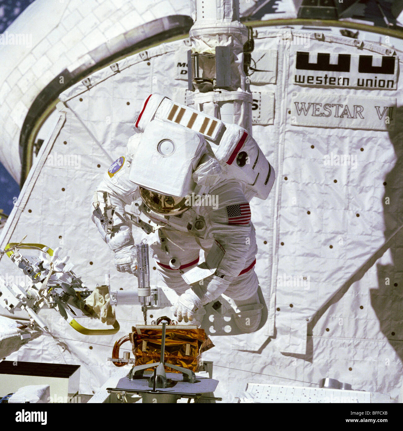 NASA Astronaut Bruce McCandless mit Raum Schraubengewehr im Weltraum Stockfoto