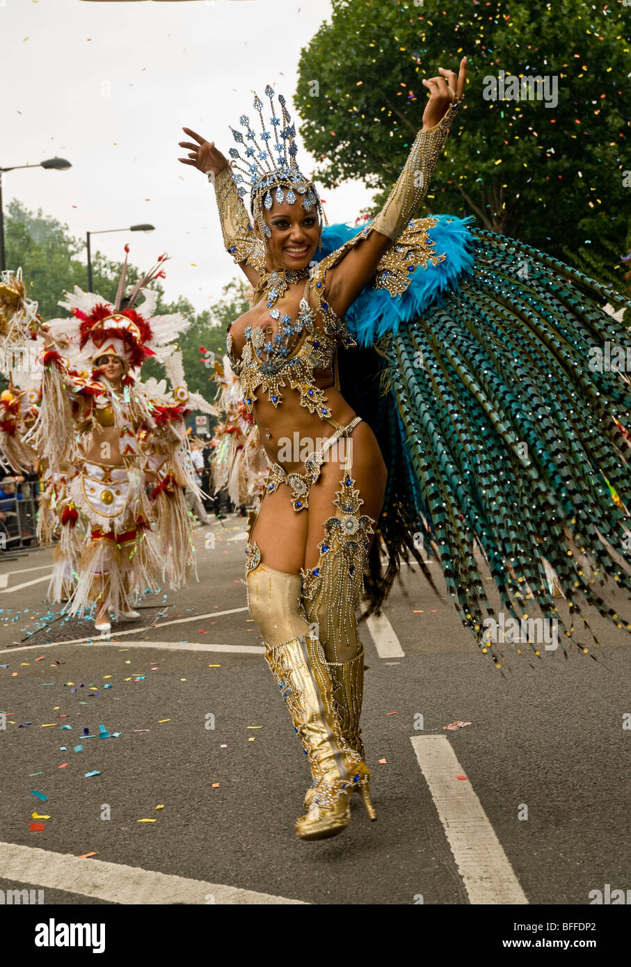 Eine schöne notdürftig kleiden Frau aus der Paraiso Schule von Samba-Schwimmer während der Notting Hill Carnival in London, England Stockfoto