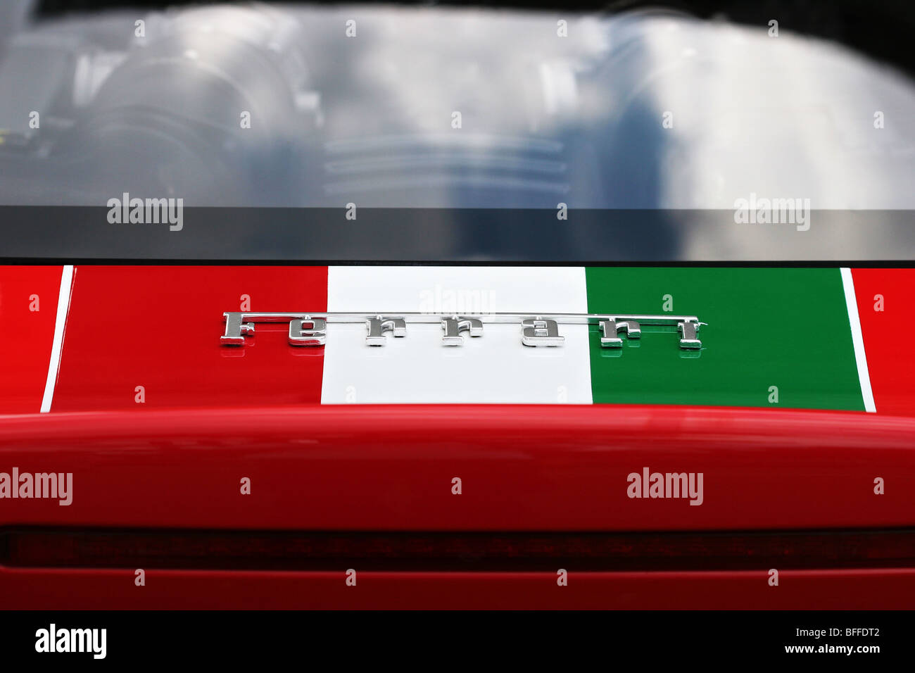 Ferrari Emblem auf italienische Flagge rot-weiß und grün Stockfoto