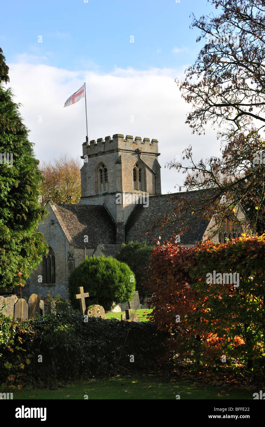 MINSTER LOVELL, OXFORDSHIRE, Großbritannien - O3. NOVEMBER 2009: Blick auf St. Kenelms Kirche und Friedhof Stockfoto