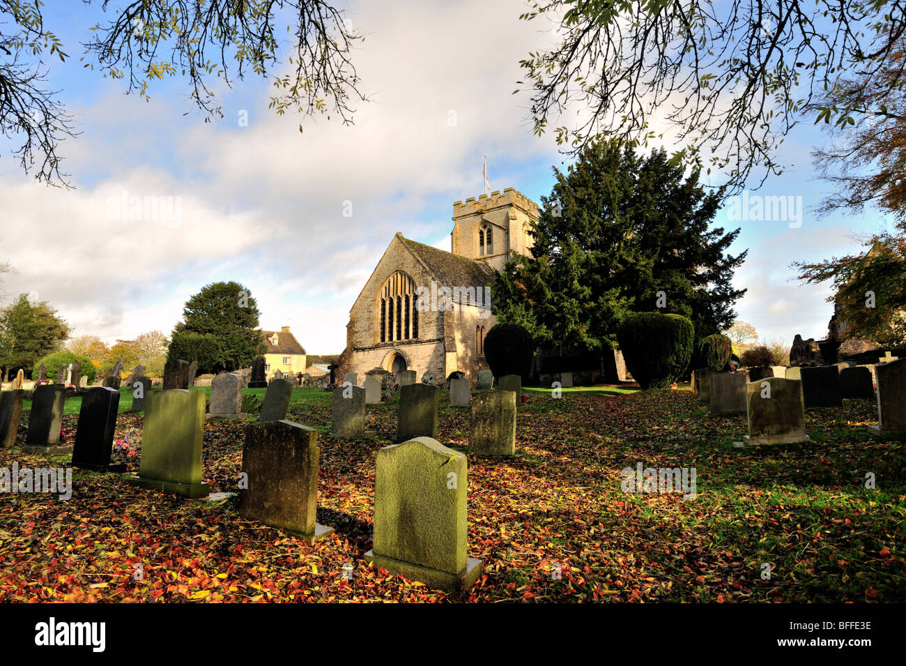 MINSTER LOVELL, OXFORDSHIRE, Großbritannien - O3. NOVEMBER 2009: Blick auf St. Kenelms Kirche und Friedhof Stockfoto