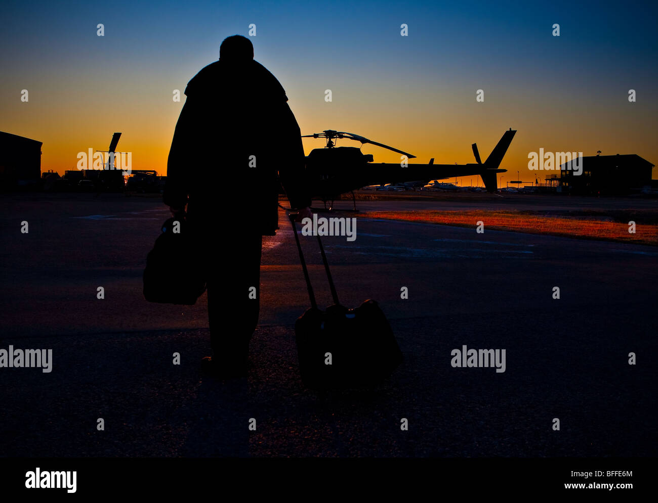 Luftfahrzeugführer geht mit seinen Koffer vor ein Hubschrauber in der Quebec Stadt Jean Lesage International Airport Stockfoto